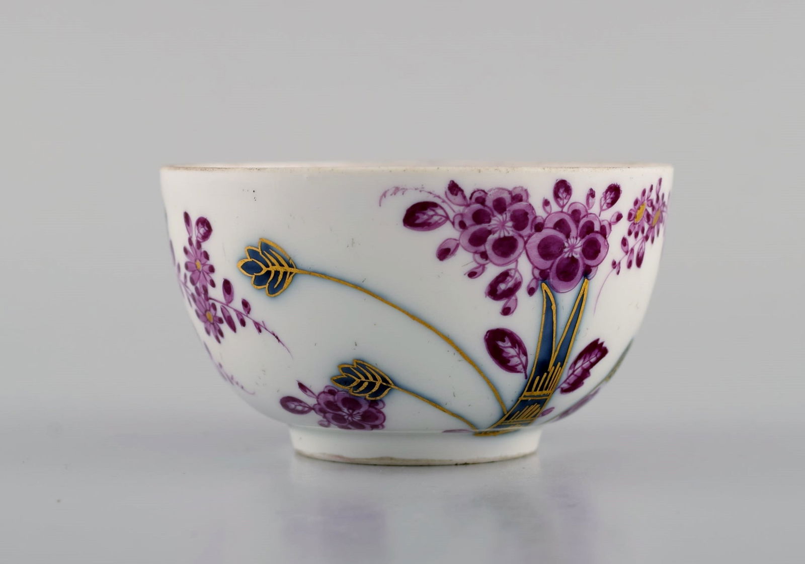 Four antique Meissen teacups with saucers in hand-painted porcelain. Purple flowers and gold - 5