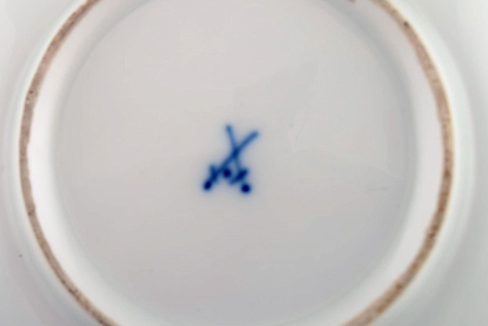 Four antique Meissen teacups with saucers in hand-painted porcelain. Purple flowers and gold - 9