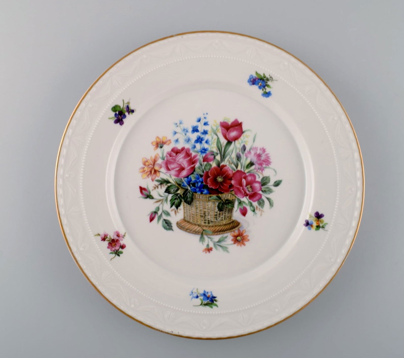 KPM, Berlin. Two antique porcelain plates with hand-painted flower baskets and gold edge. Early 20th - 2