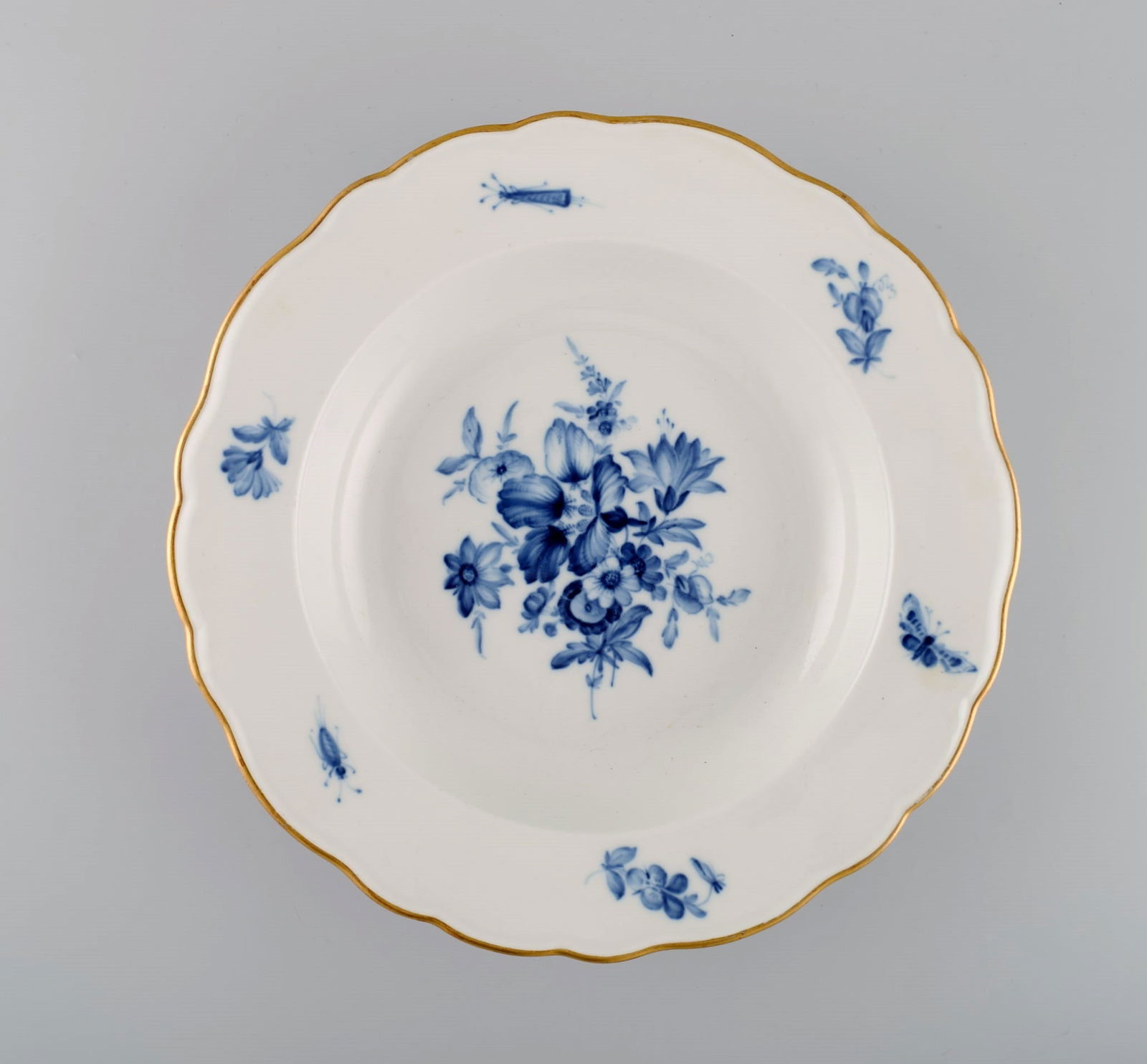 Two antique Meissen porcelain plates with hand-painted flowers and gold edge. Approx. 1900. - 2