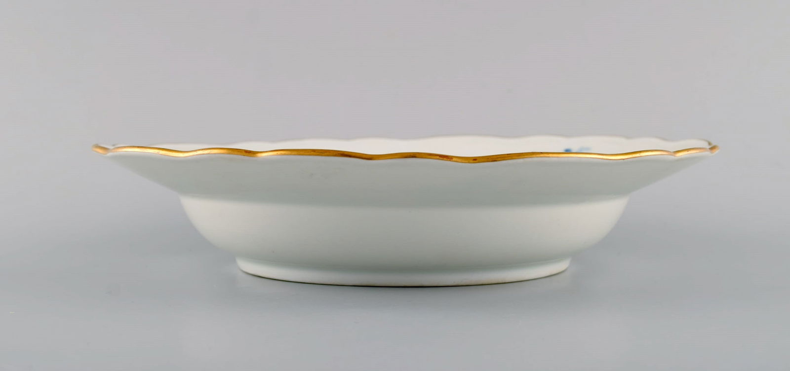 Two antique Meissen porcelain plates with hand-painted flowers and gold edge. Approx. 1900. - 3