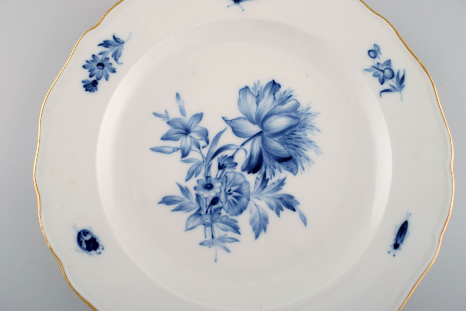 Two antique Meissen porcelain plates with hand-painted flowers and gold edge. Approx. 1900. - 5