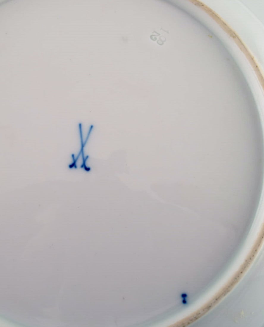 Two antique Meissen porcelain plates with hand-painted flowers and gold edge. Approx. 1900. - 6