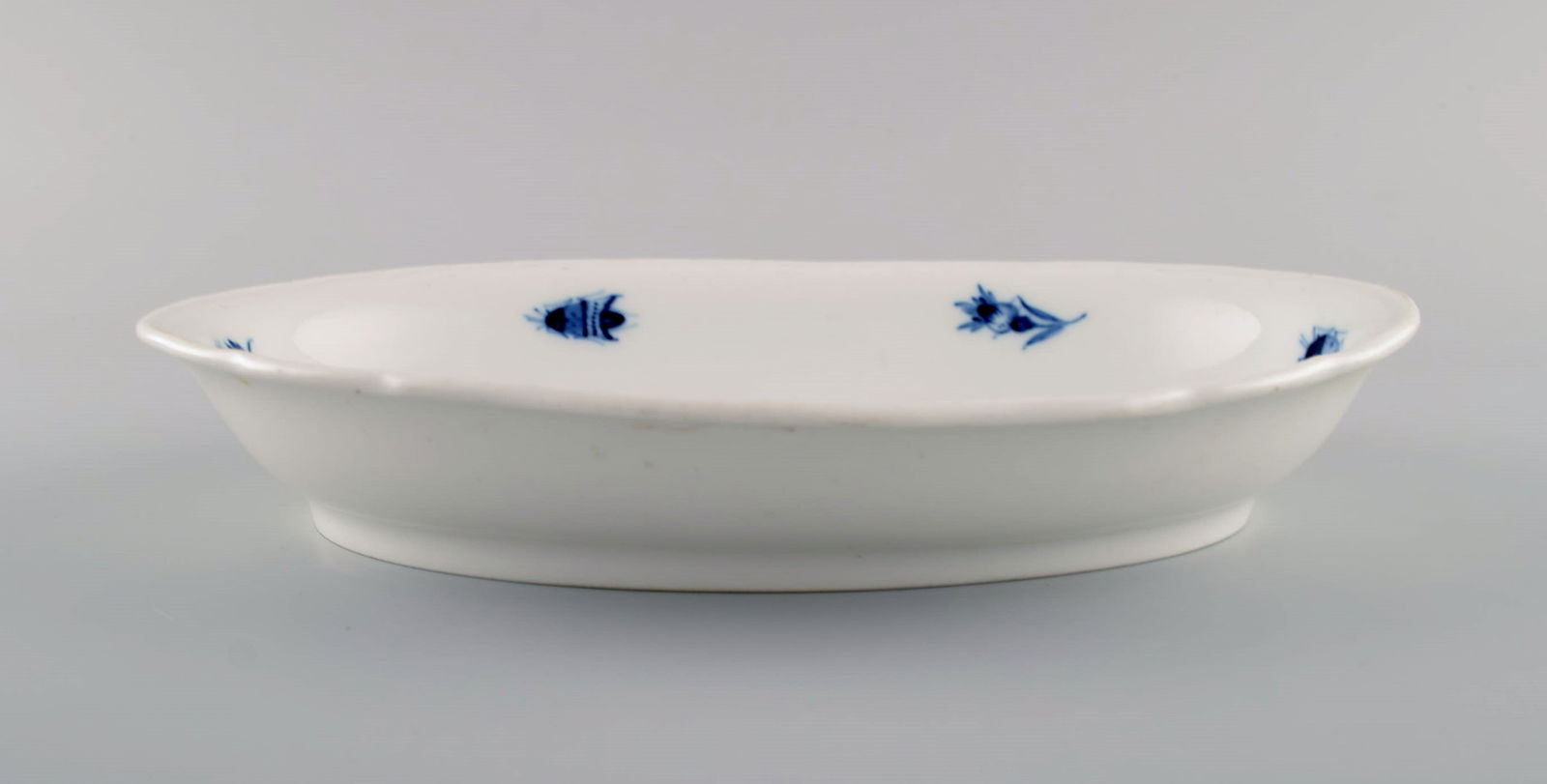 Antique Meissen porcelain bowl with hand-painted flowers and insects. 19th century. - 2