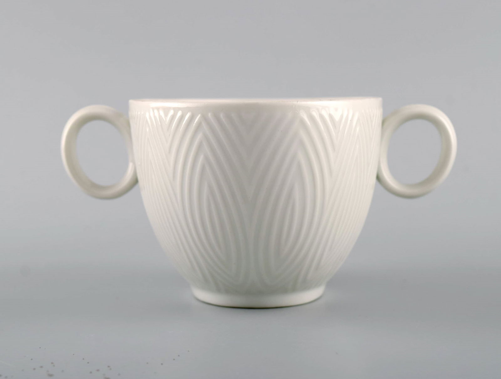 Royal Copenhagen. Salto Service, White. Sauce bowl. 1960s.: Title: Royal Copenhagen. Salto Service, White. Sauce bowl. 1960s. Description: Royal Copenhagen. Salto Service, White. Sauce bowl. 1960s. Measures: 17 x 15.5 x 8 cm. In excellent condition. 1st