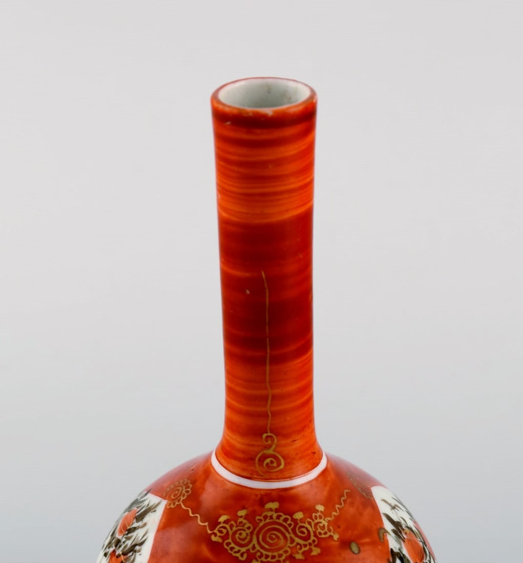 Antique Chinese long necked vase in hand-painted porcelain. 19th century. - 4