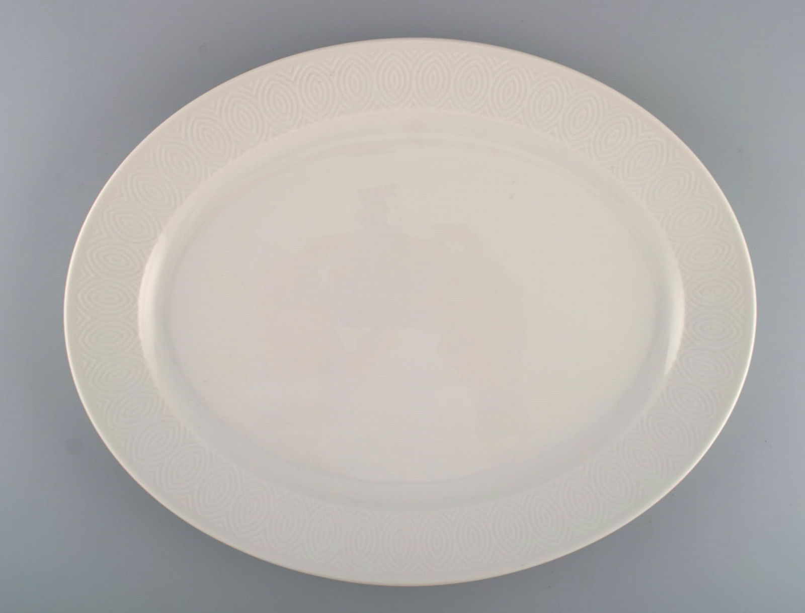 Royal Copenhagen. Salto Service, White. Large oval serving dish. 1960s. Three pieces in stock. (1 of 5)