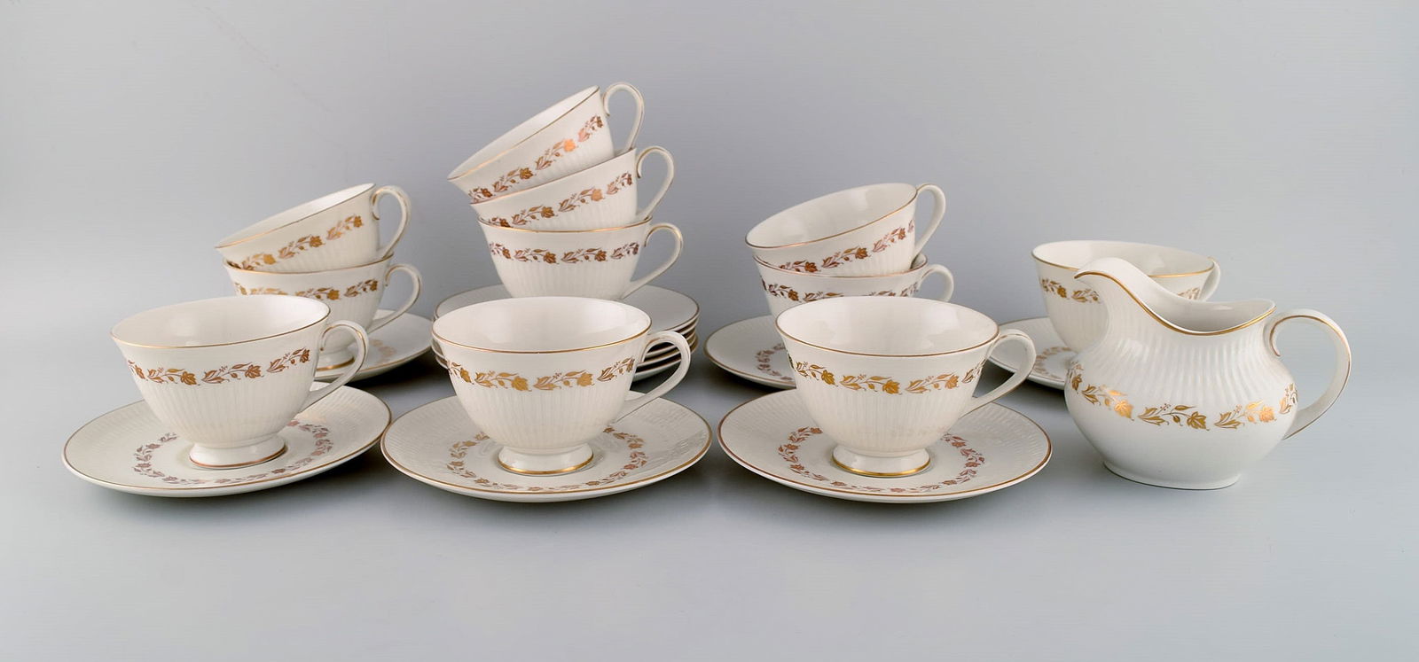 Royal Doulton, England. Twelve Fairfax teacups with saucers and a cream jug in porcelain with (1 of 7)