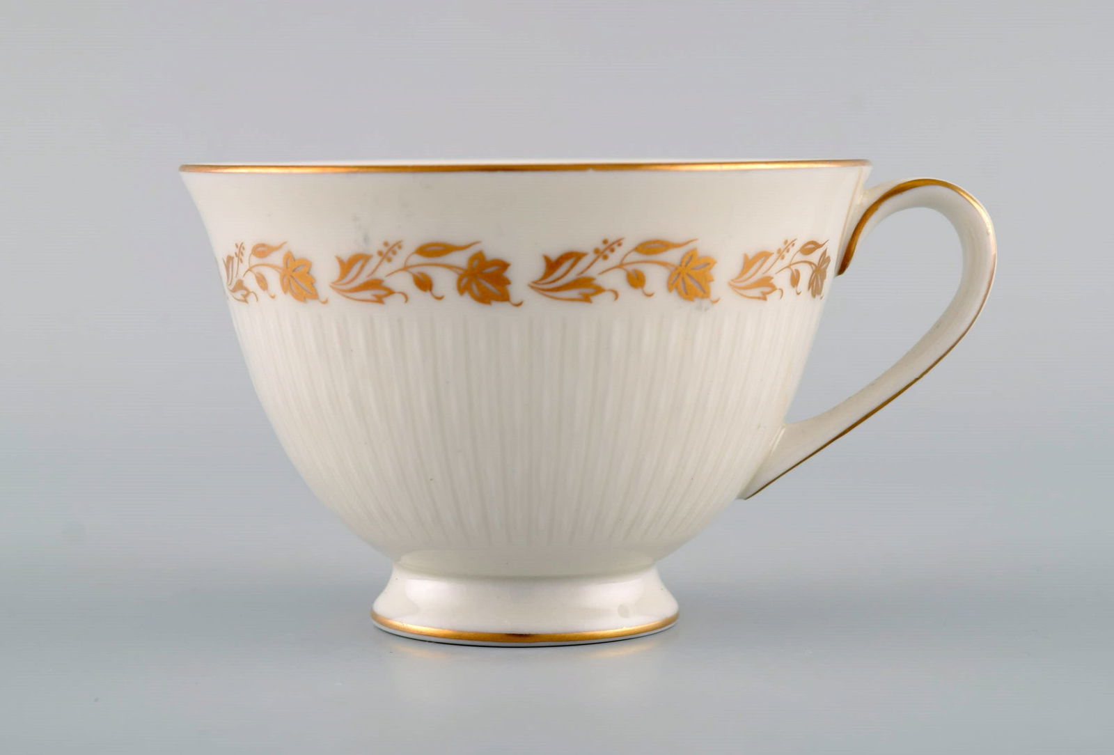 Royal Doulton, England. Twelve Fairfax teacups with saucers and a cream jug in porcelain with - 3