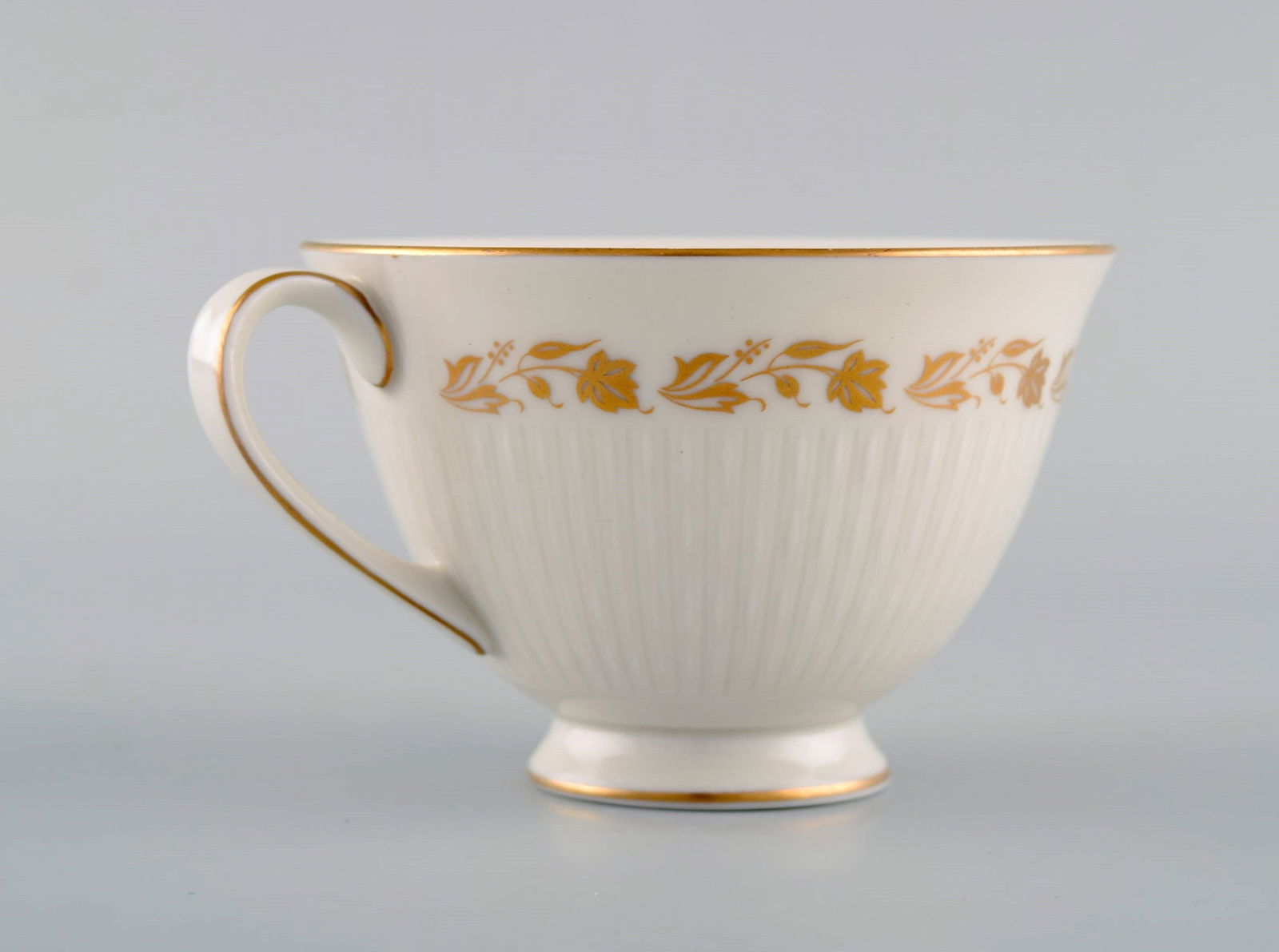 Royal Doulton, England. Twelve Fairfax teacups with saucers and a cream jug in porcelain with - 4