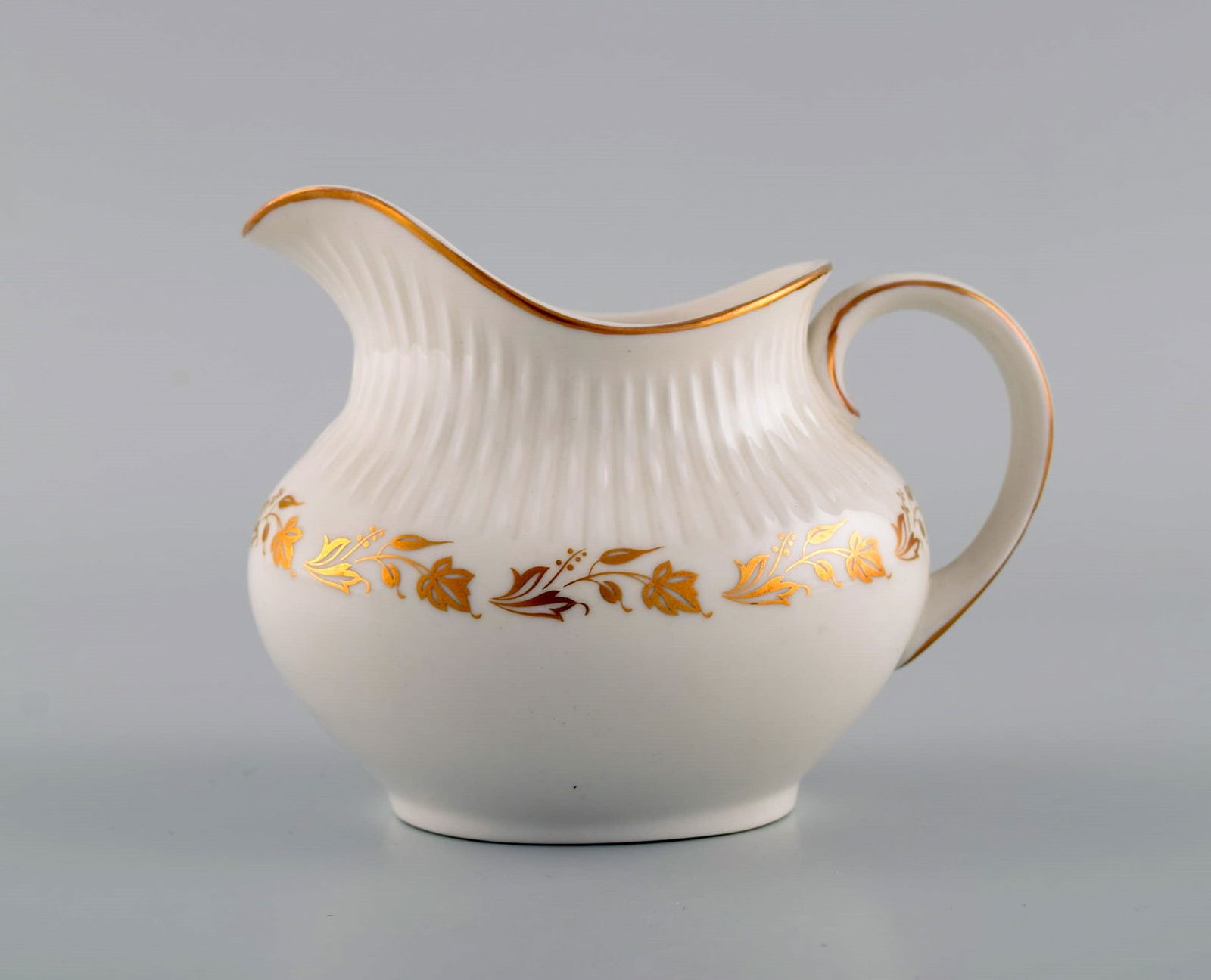 Royal Doulton, England. Twelve Fairfax teacups with saucers and a cream jug in porcelain with - 7