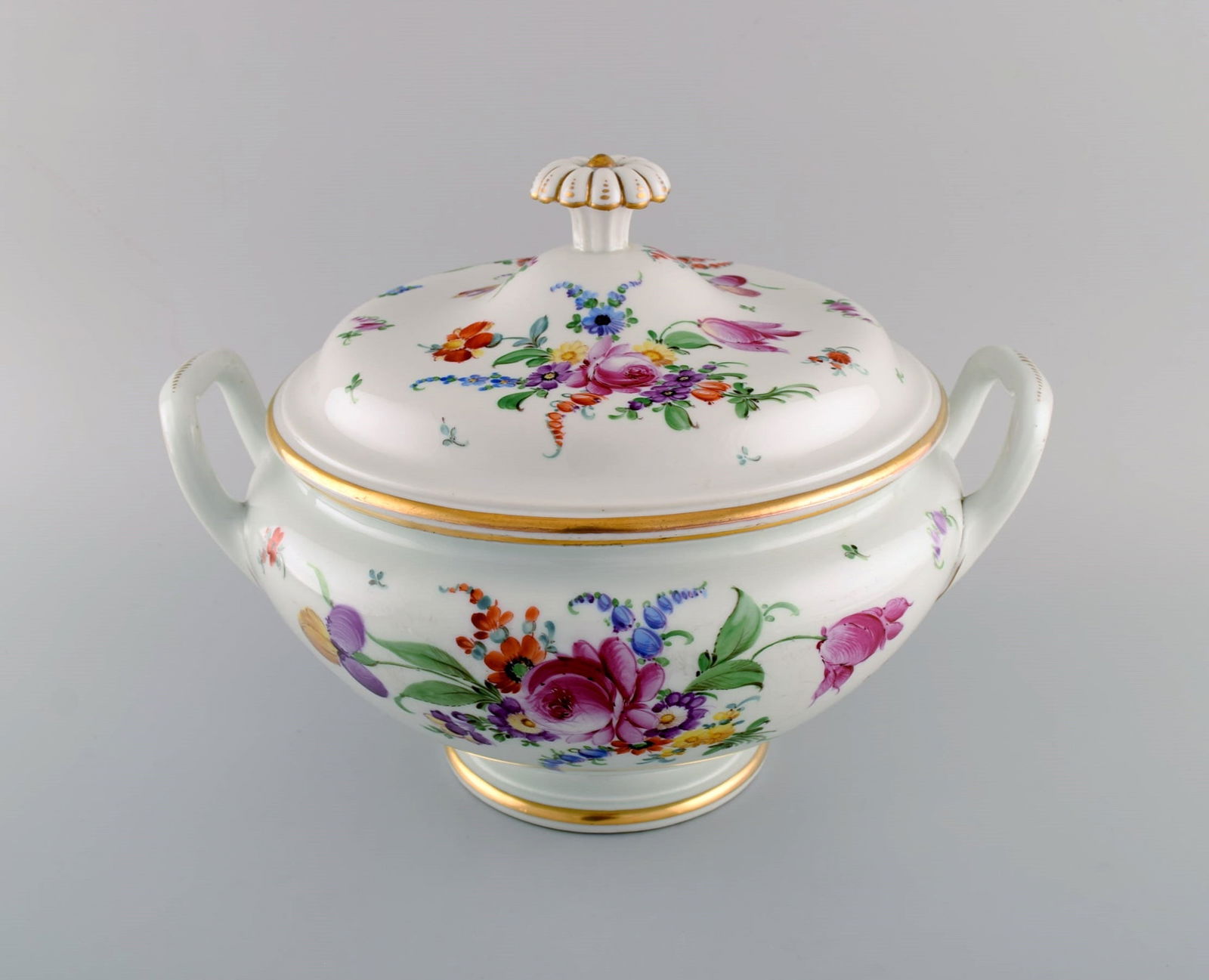 Large antique Meissen soup tureen in porcelain with hand-painted flowers and gold decoration. Late - 2