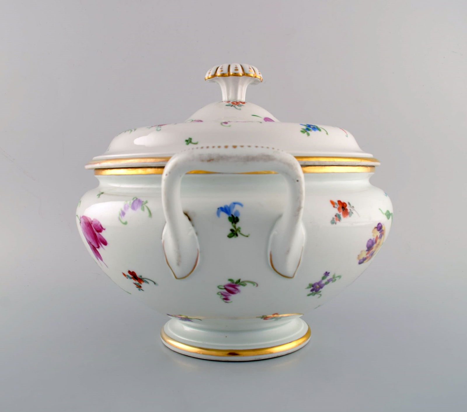 Large antique Meissen soup tureen in porcelain with hand-painted flowers and gold decoration. Late - 3