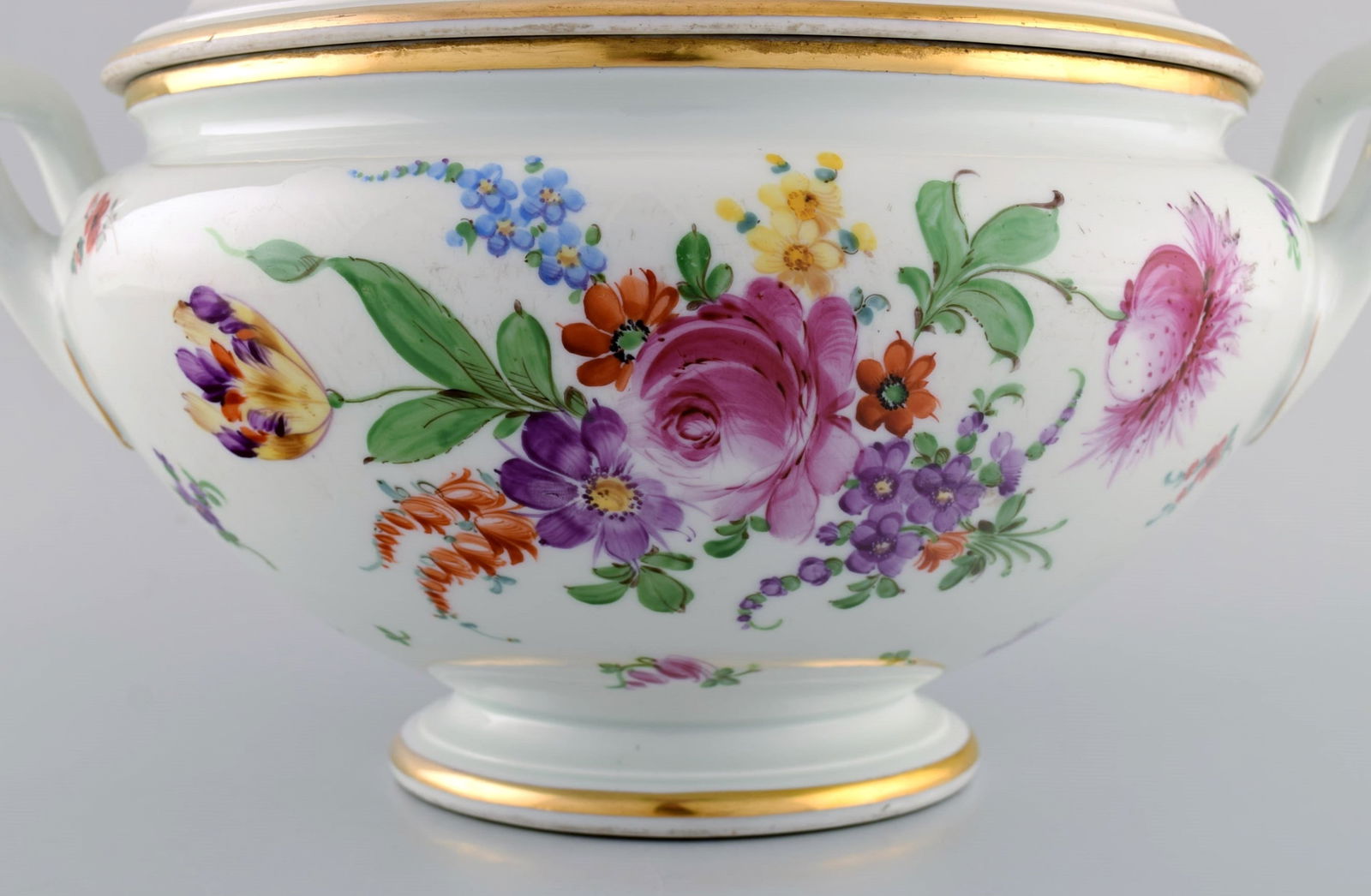 Large antique Meissen soup tureen in porcelain with hand-painted flowers and gold decoration. Late - 4