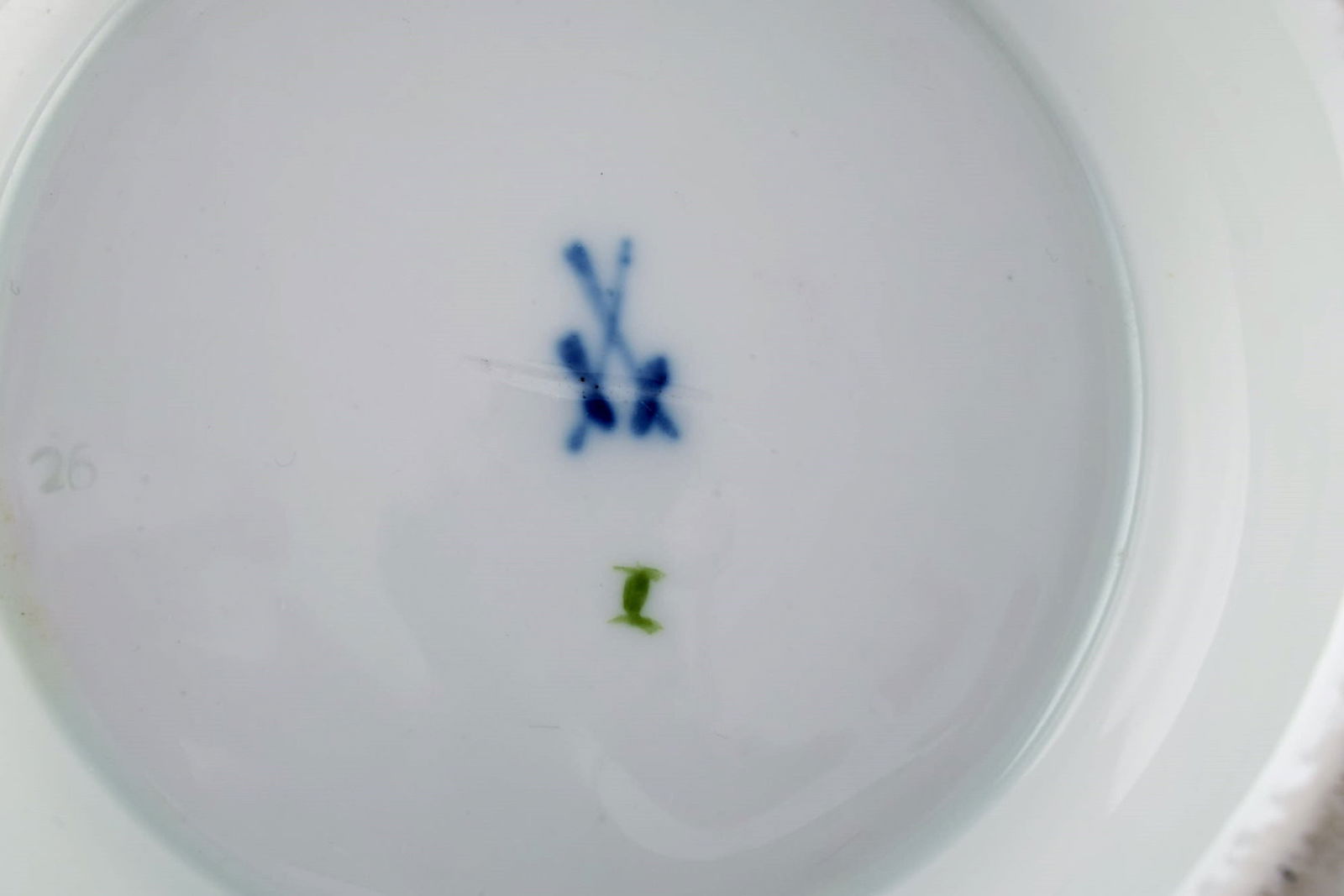 Large antique Meissen soup tureen in porcelain with hand-painted flowers and gold decoration. Late - 6