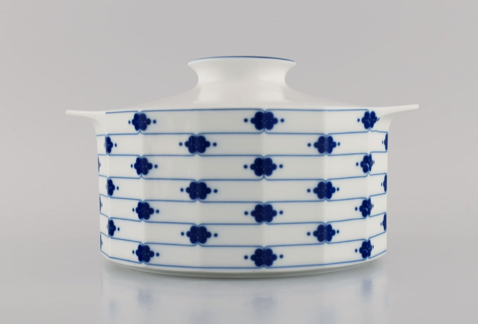 Tapio Wirkkala for Rosenthal. Corinth lidded tureen in blue painted porcelain. Modernist Finnish - 2
