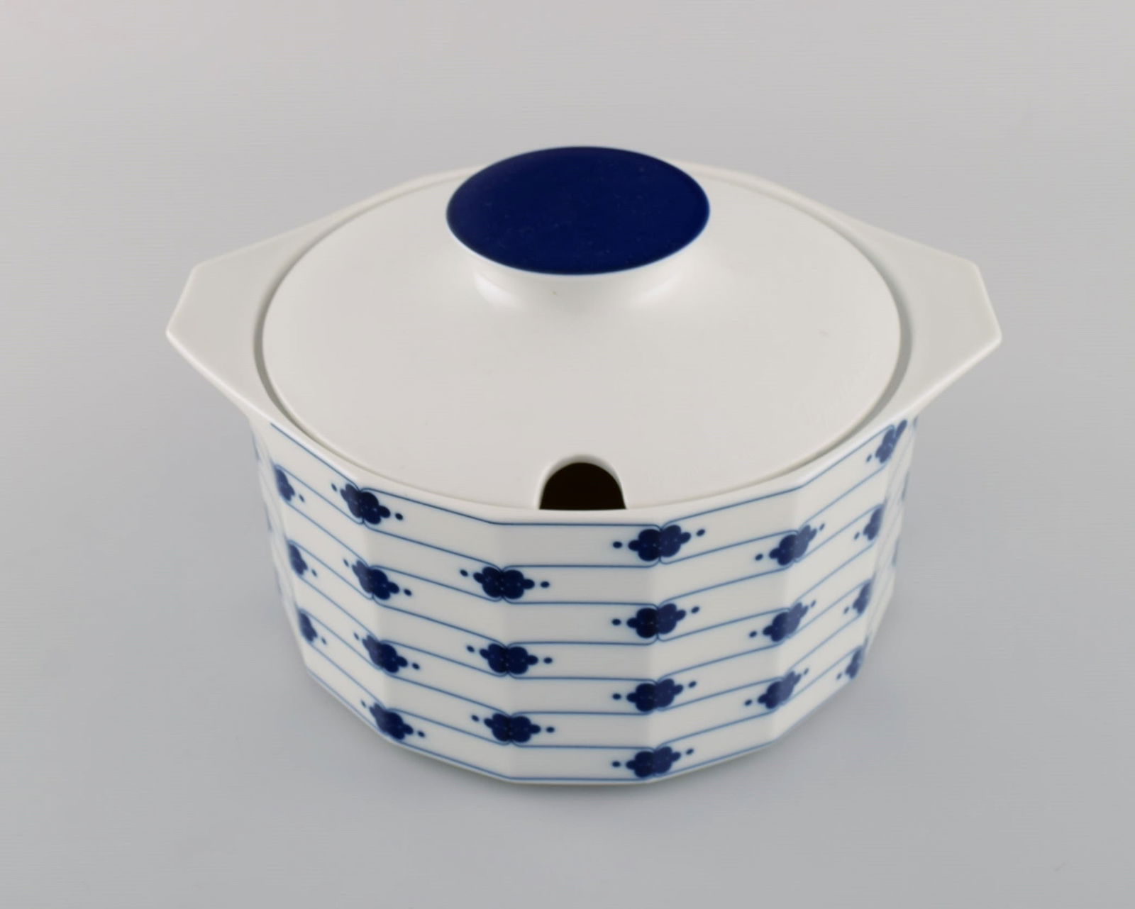 Tapio Wirkkala for Rosenthal. Corinth lidded tureen in blue painted porcelain. Modernist Finnish - 3