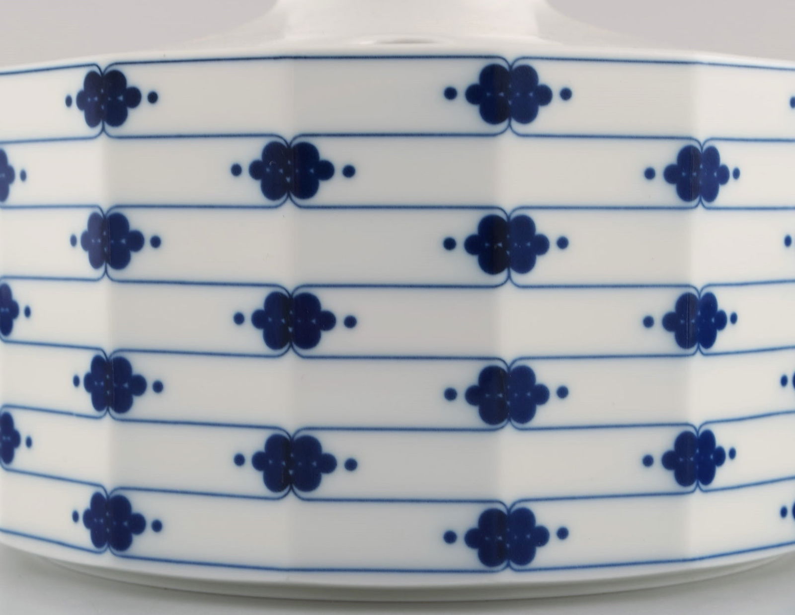 Tapio Wirkkala for Rosenthal. Corinth lidded tureen in blue painted porcelain. Modernist Finnish - 4