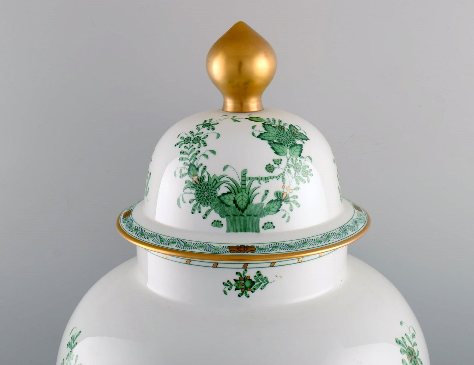 Giant Herend Chinese Bouquet lidded porcelain vase with hand-painted green flowers and gold - 2