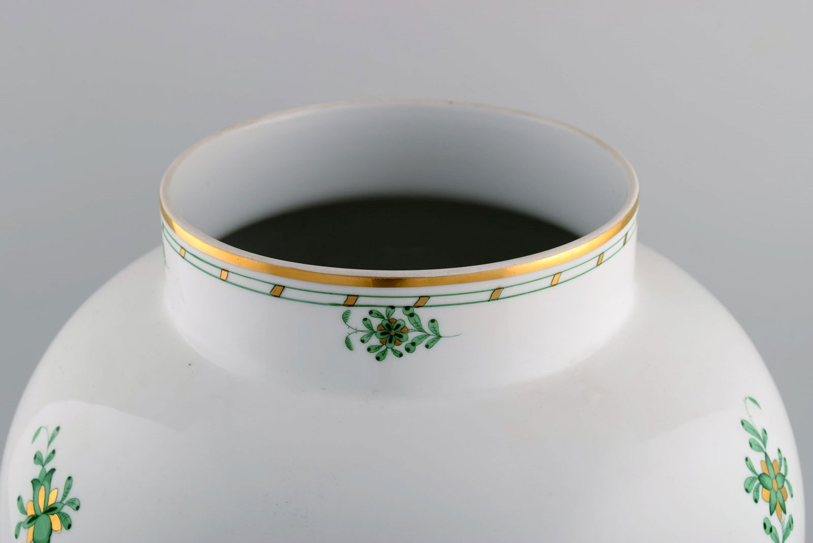 Giant Herend Chinese Bouquet lidded porcelain vase with hand-painted green flowers and gold - 7