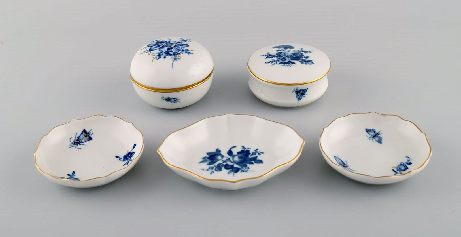 Meissen Aquatinta. Two lidded jars and three caviar bowls in porcelain with hand-painted blue (1 of 7)
