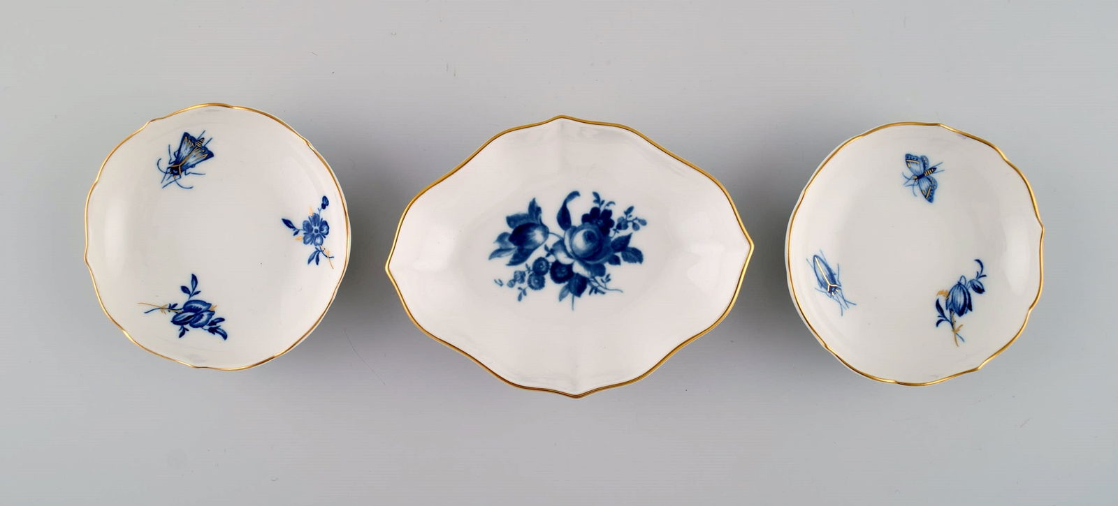Meissen Aquatinta. Two lidded jars and three caviar bowls in porcelain with hand-painted blue - 2