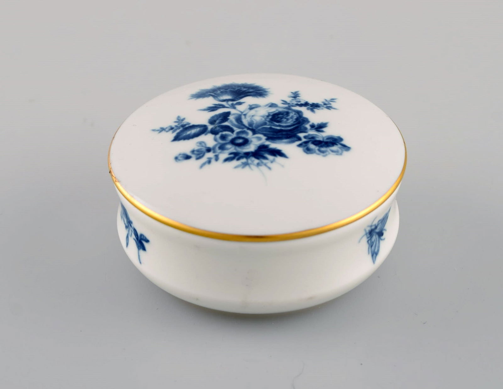 Meissen Aquatinta. Two lidded jars and three caviar bowls in porcelain with hand-painted blue - 3