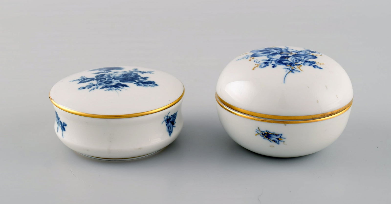 Meissen Aquatinta. Two lidded jars and three caviar bowls in porcelain with hand-painted blue - 4
