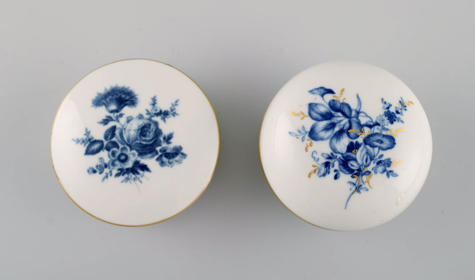 Meissen Aquatinta. Two lidded jars and three caviar bowls in porcelain with hand-painted blue - 5