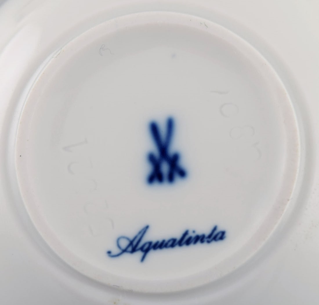 Meissen Aquatinta. Two lidded jars and three caviar bowls in porcelain with hand-painted blue - 7