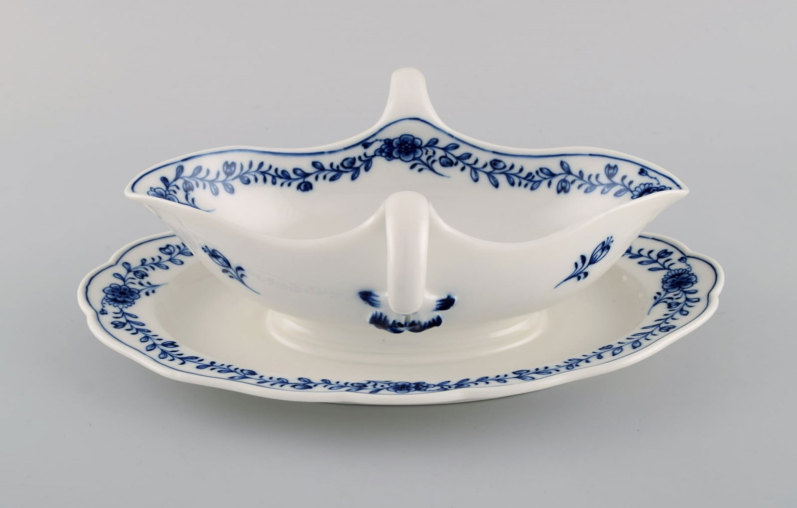 Meissen Neuer Ausschnitt sauce bowl in hand-painted porcelain with floral decoration. Approx. 1900. (1 of 6)