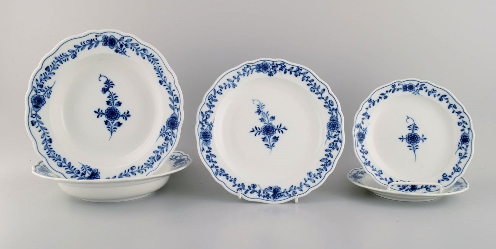 Five Meissen Neuer Ausschnitt plates in hand-painted porcelain with floral decoration. Approx. 1900. (1 of 6)
