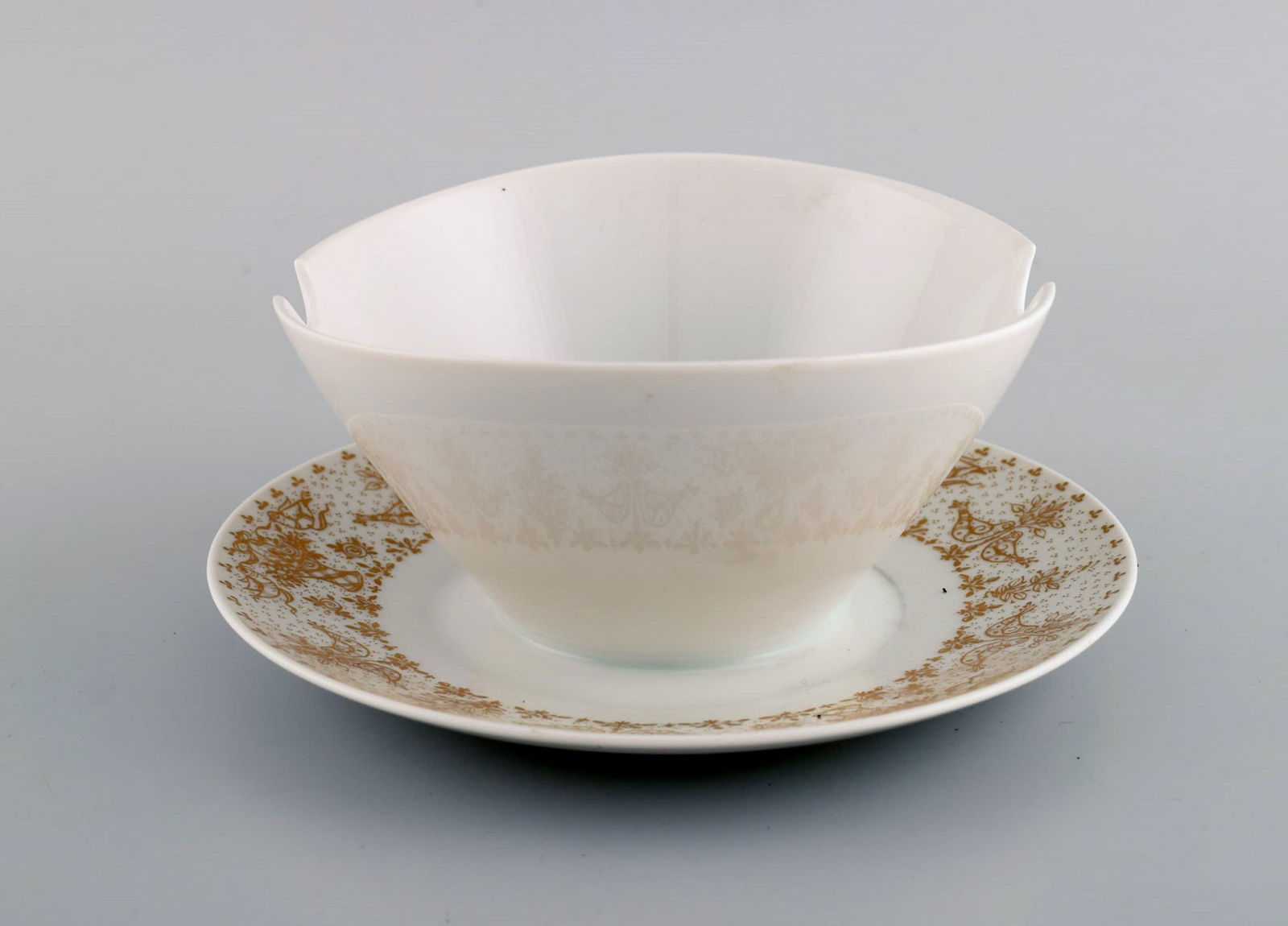 Bjørn Wiinblad for Rosenthal. Porcelain sauce bowl with gold decoration. 1980s. (1 of 5)