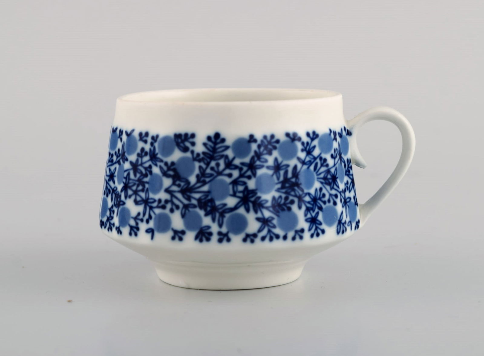 Arabia, Finland. Retro Doria porcelain coffee service with blue floral decoration. 1960s. Consisting - 3
