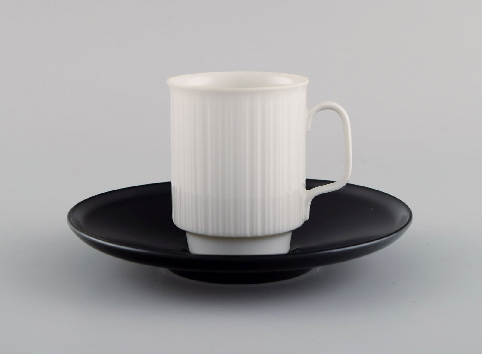 Tapio Wirkkala for Rosenthal. Three porcelain noire mocha cups with saucers in black and white - 2