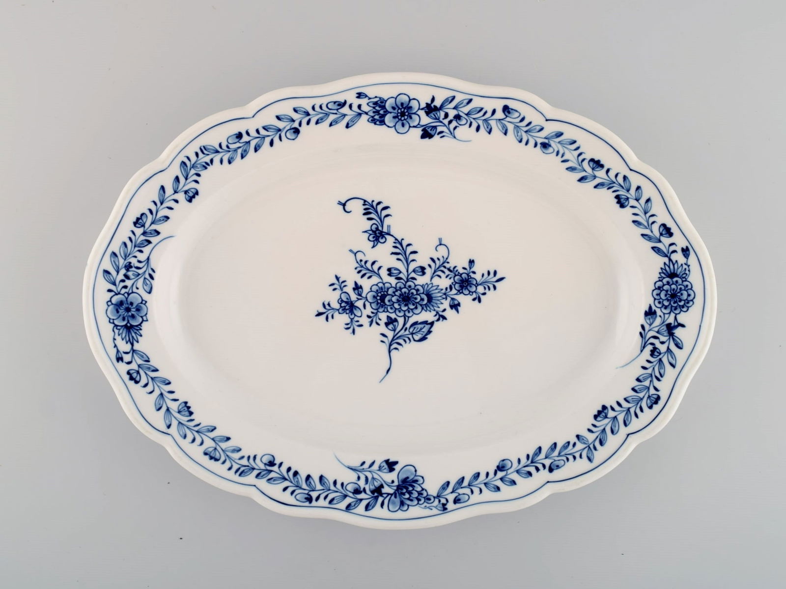 Oval Meissen Neuer Ausschnitt serving dish in hand-painted porcelain with floral decoration. Approx. (1 of 4)