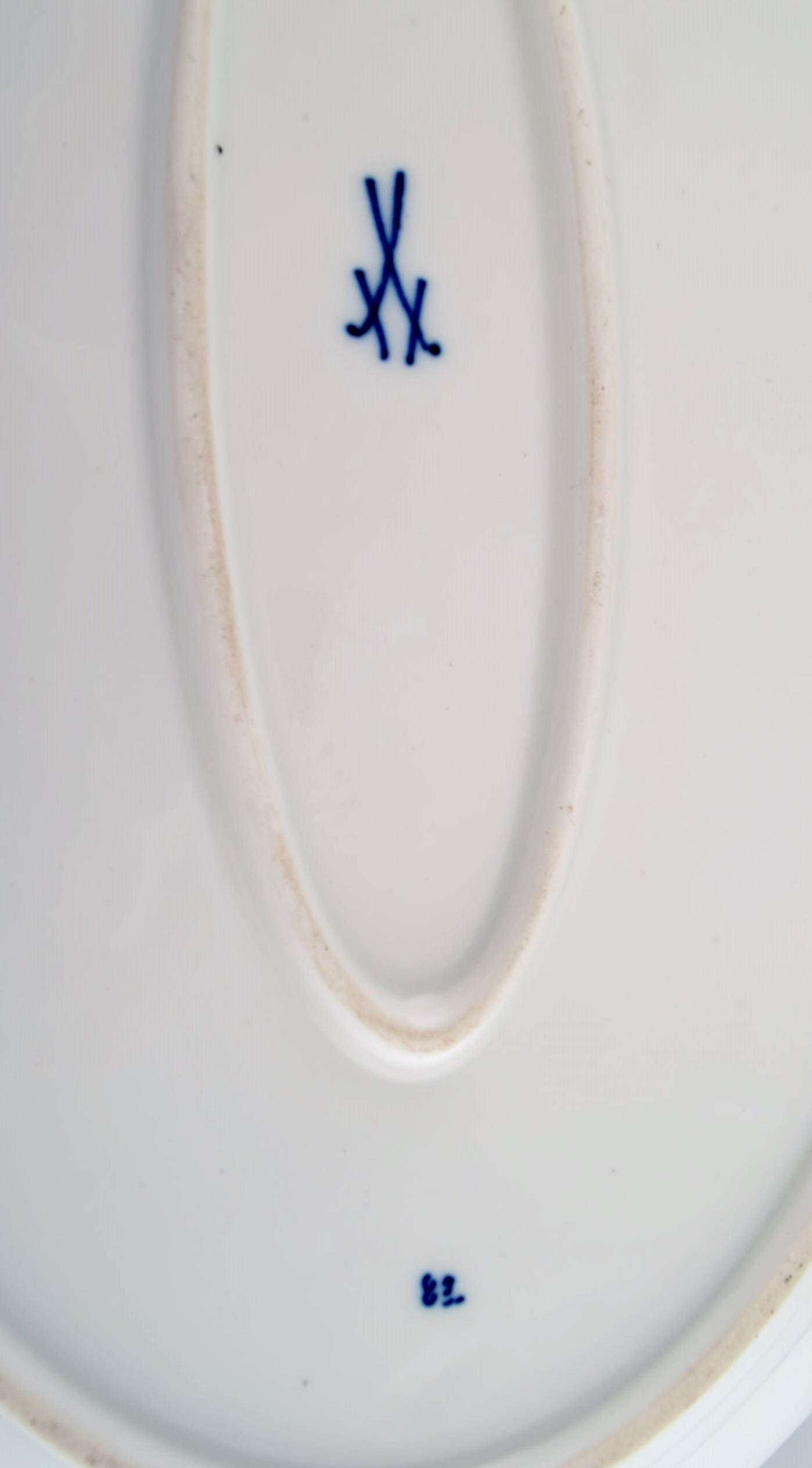 Oval Meissen Neuer Ausschnitt serving dish in hand-painted porcelain with floral decoration. Approx. - 4