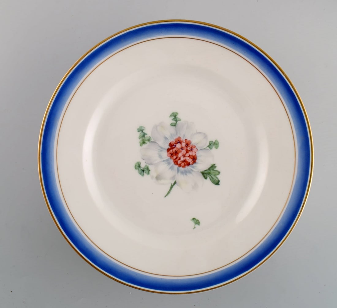 Six antique Royal Copenhagen plates in hand-painted porcelain with flowers and blue border with - 4