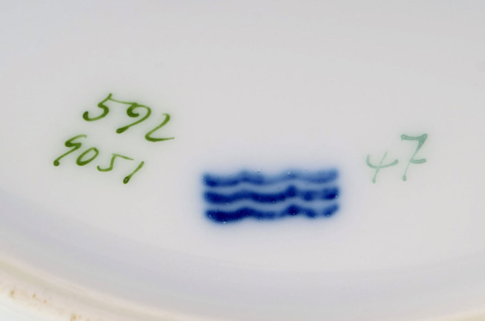 Six antique Royal Copenhagen plates in hand-painted porcelain with flowers and blue border with - 5