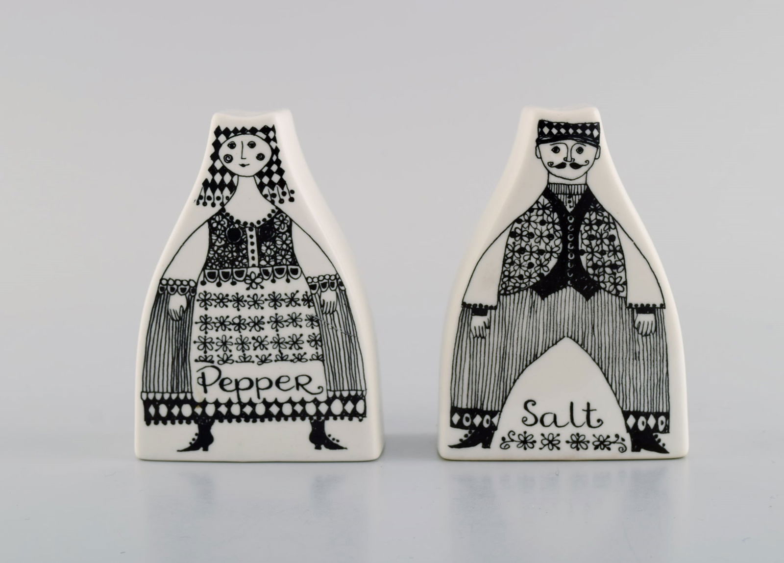 Scandinavian designer. Salt and pepper shaker in glazed faience. 1970s / 80s.: Title: Scandinavian designer. Salt and pepper shaker in glazed faience. 1970s / 80s. Description: Scandinavian designer. Salt and pepper shaker in glazed faience. 1970s / 80s. Measures: 10 x 7.2 cm.