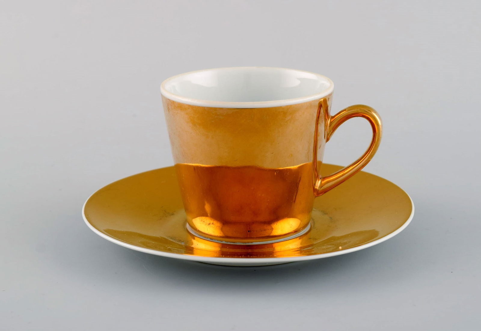 Langenthal, Schweiz among others. Coffee service for five people in porcelain with hand-painted gold - 2