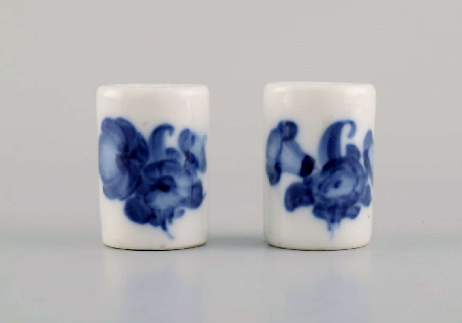 Two Blue Flower Braided Salt Shakers. Early 20th century.: Title: Two Blue Flower Braided Salt Shakers. Early 20th century. Description: Two Blue Flower Braided Salt Shakers. Early 20th century. Measures: 4 x 2.8 cm. In excellent condition. Stamped. 