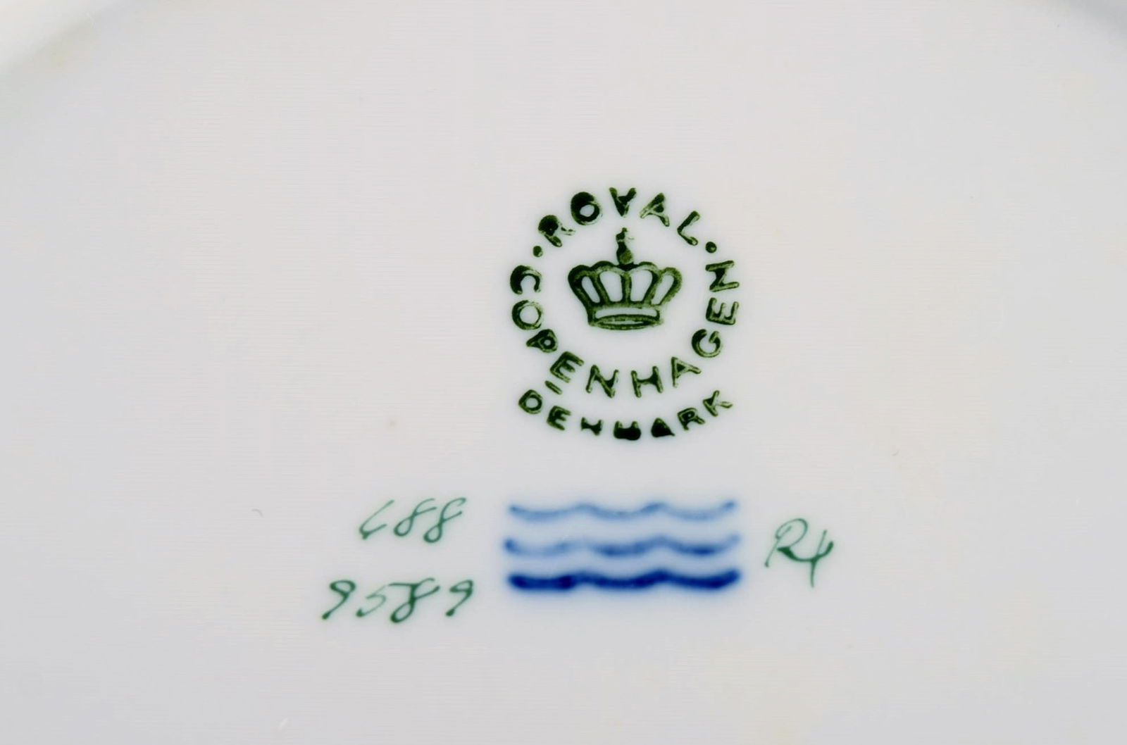 Twelve Royal Copenhagen Brown Rose plates. Model number 688/9589. 1960s. - 4