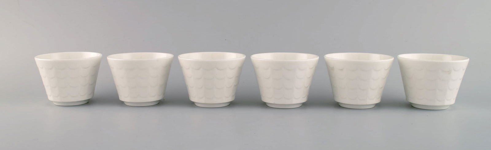 Wilhelm Kåge for Gustavsberg. Six flower pot covers in porcelain. Swedish design, 1960s. - 2