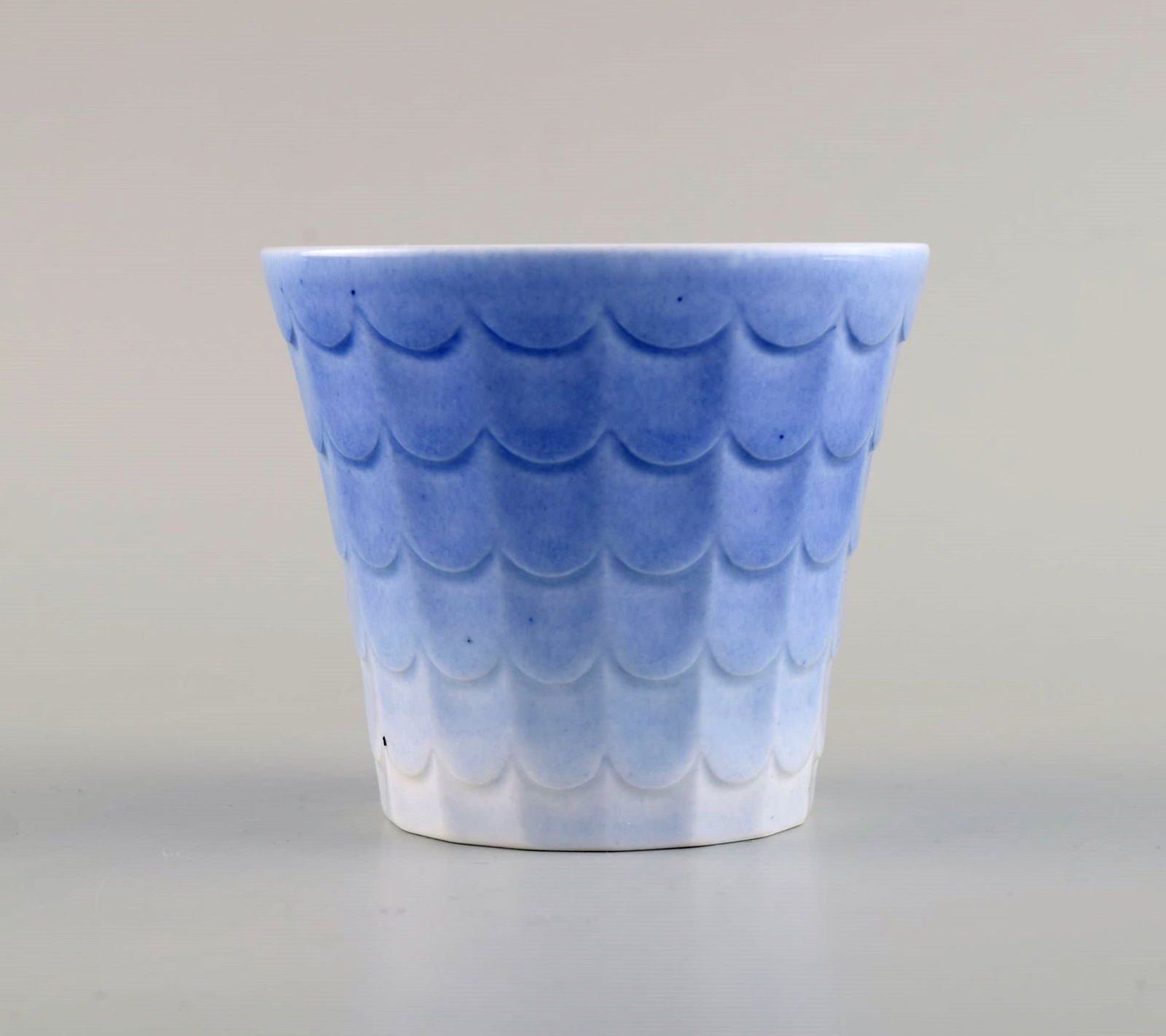 Wilhelm Kåge for Gustavsberg. Six flower pot covers in porcelain. Swedish design, 1960s. - 4