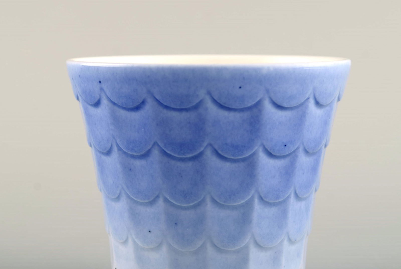 Wilhelm Kåge for Gustavsberg. Six flower pot covers in porcelain. Swedish design, 1960s. - 5