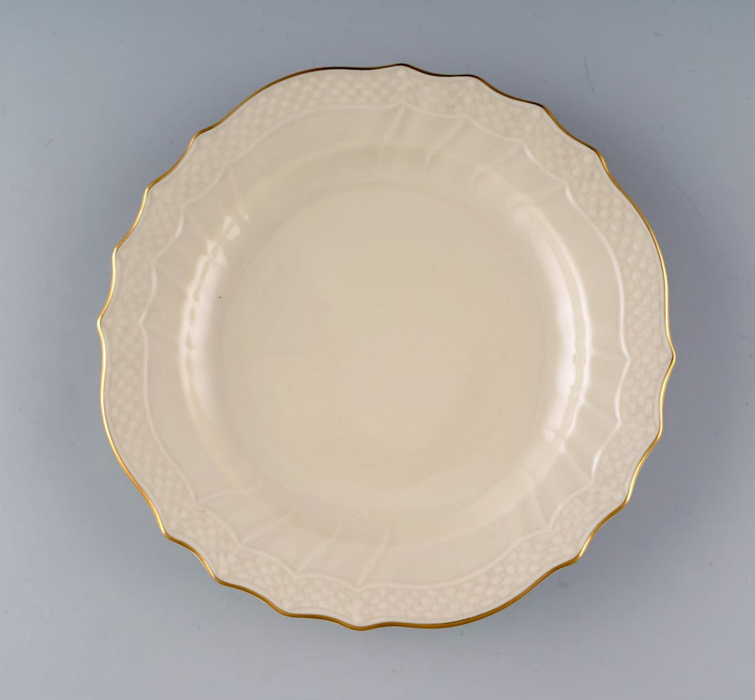 Royal Copenhagen Creme Curved tea service for eight people. Mid-20th century. - 2