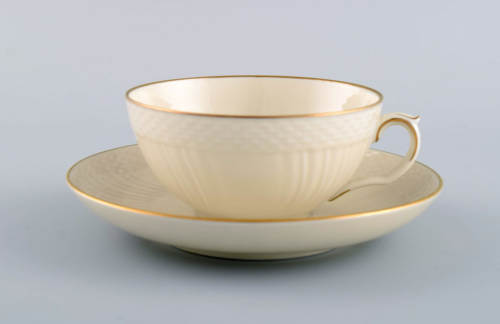 Royal Copenhagen Creme Curved tea service for eight people. Mid-20th century. - 4