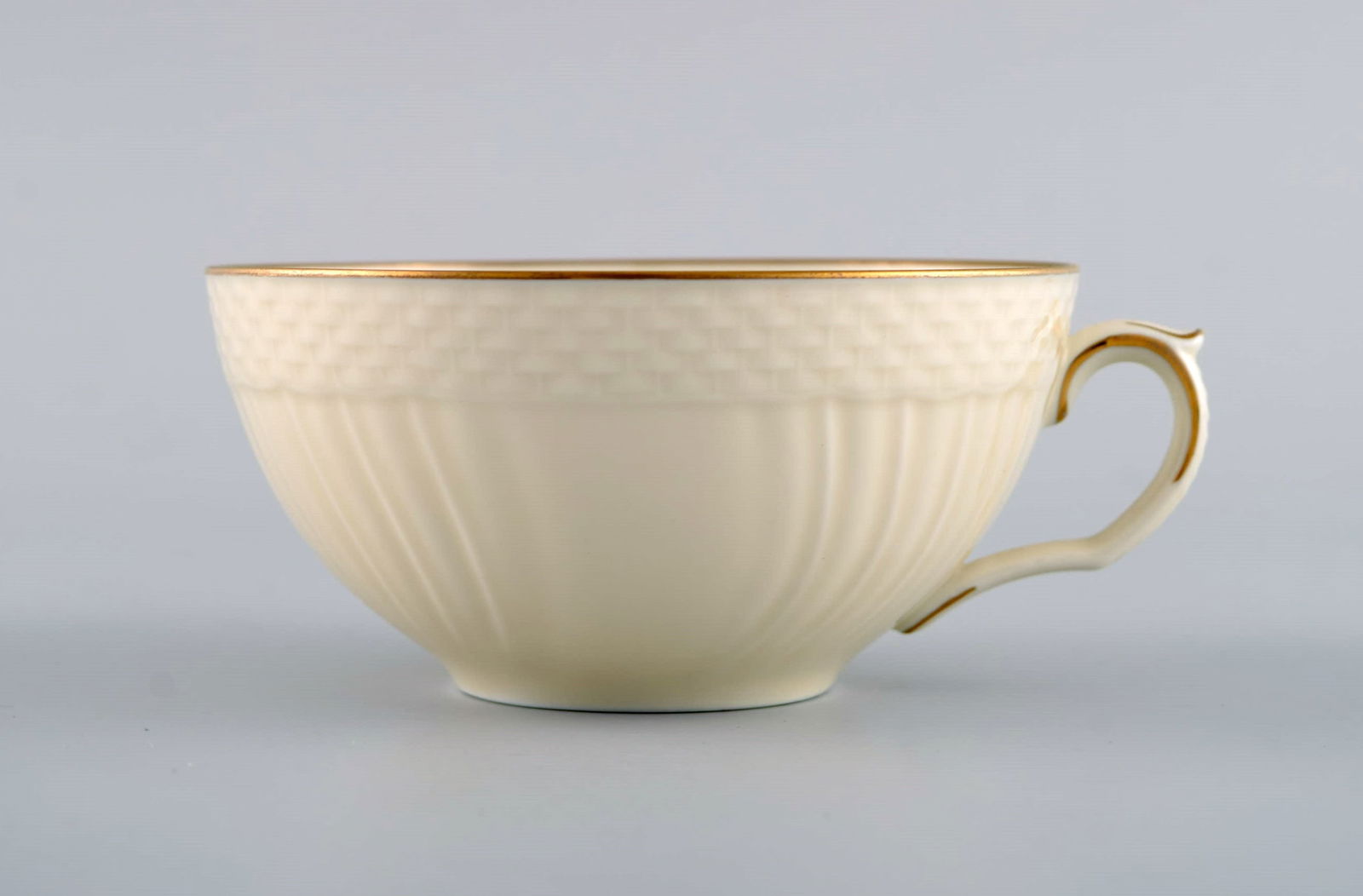 Royal Copenhagen Creme Curved tea service for eight people. Mid-20th century. - 5