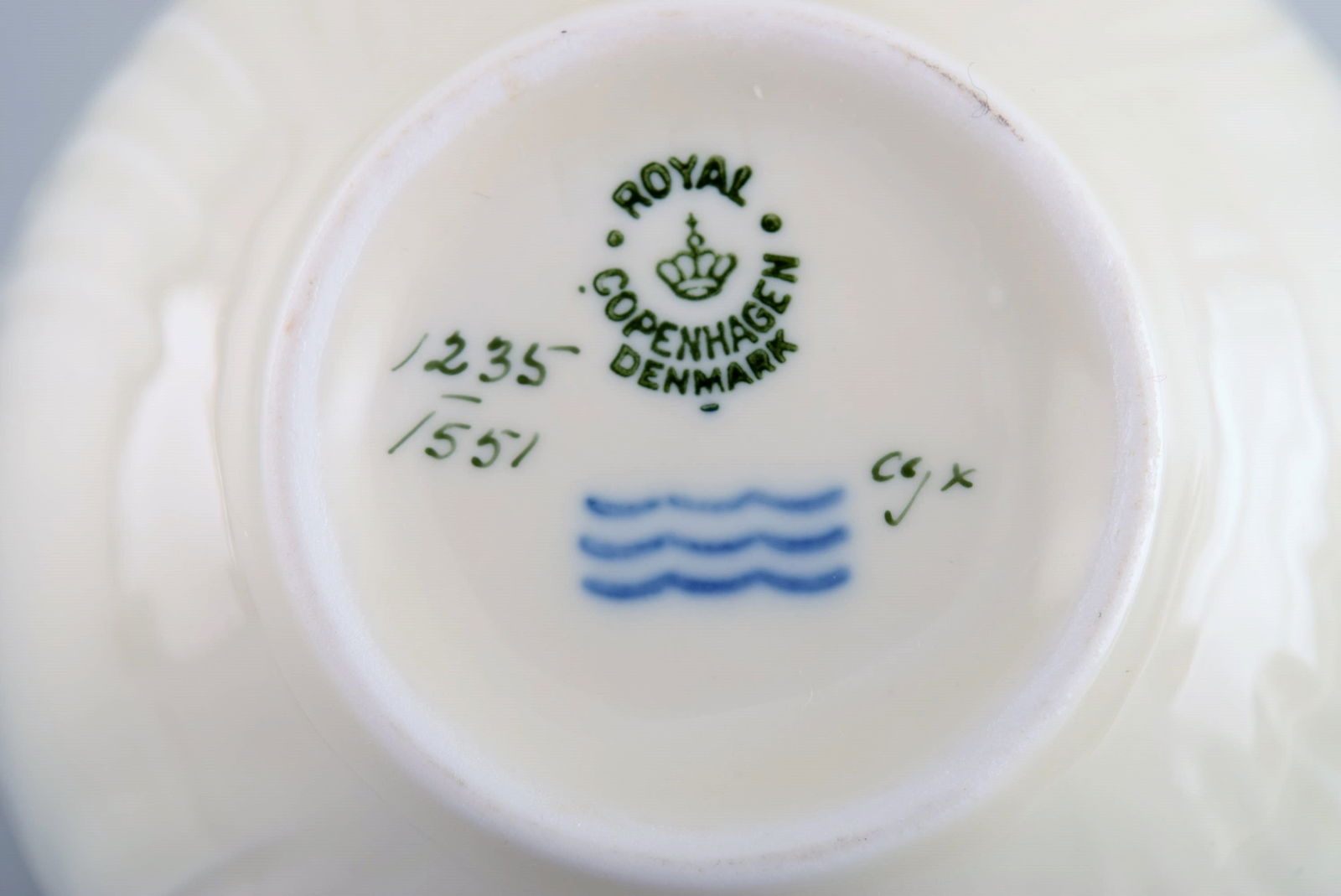 Royal Copenhagen Creme Curved tea service for eight people. Mid-20th century. - 7